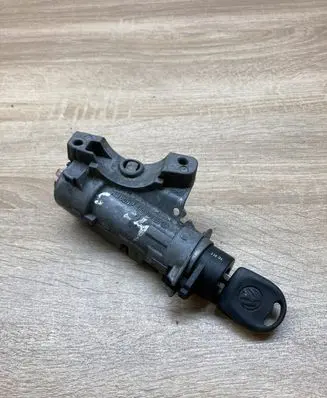 Volkswagen PASSAT B5.5 Ignition lock 4B0905851C 4B0905849