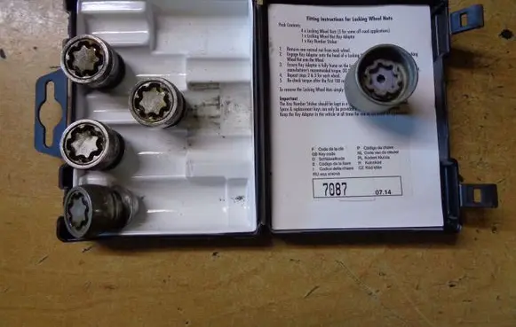 KIA Picanto Anti-theft wheel nuts and lock AC09411013