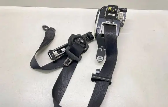 Mercedes-Benz E W212 Front seatbelt 621933200C M277KU61366