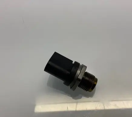 Mercedes-Benz E W211 Fuel pressure sensor A0061533328 RD0002 0061533328