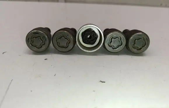 Jeep Cherokee Anti-theft wheel nuts and lock 