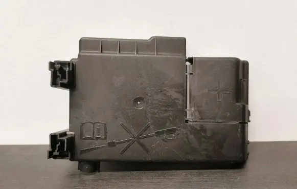 Cadillac ATS Fuse box cover 23323551