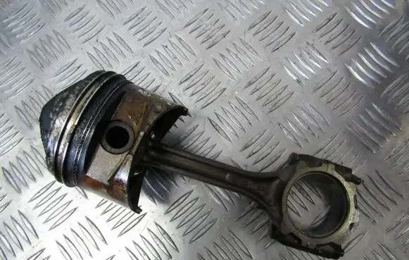 Mitsubishi Galant Piston with connecting rod
