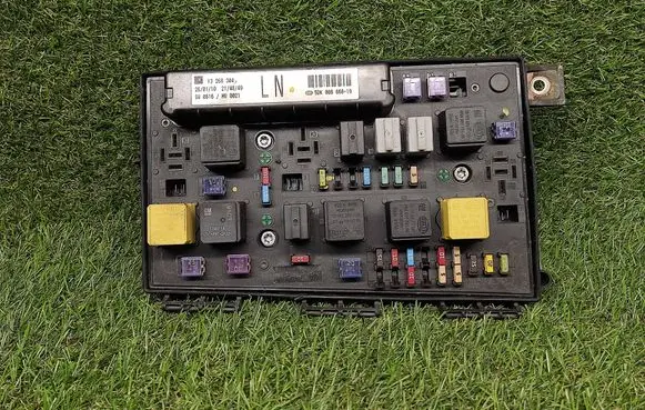 Opel Zafira B Power management control unit 13268304 5DK00866819 13268304LN