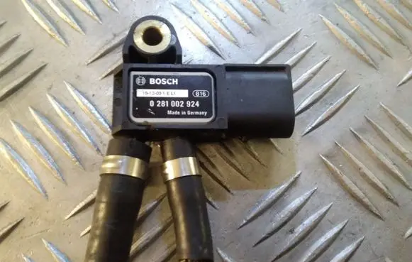 Mercedes-Benz E W211 Exhaust gas pressure sensor 0281002924