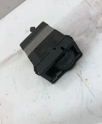 Volkswagen PASSAT B5.5 Seat heating switch 3B0963563C