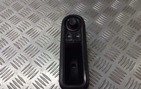 Renault Modus Front door window switch trim 8200356515