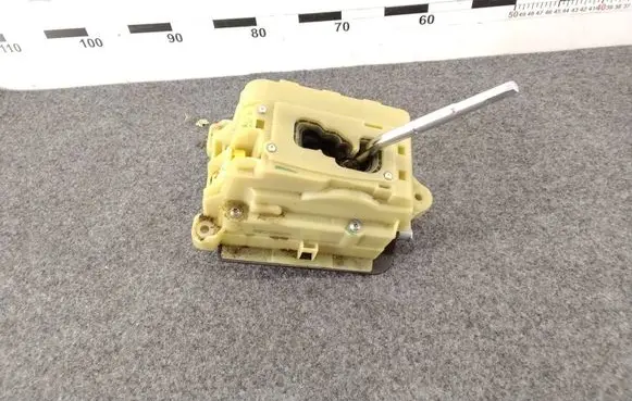 Mercedes-Benz C W204 Gear shifter/selector 204267016