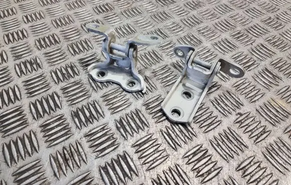 Rear door hinge set