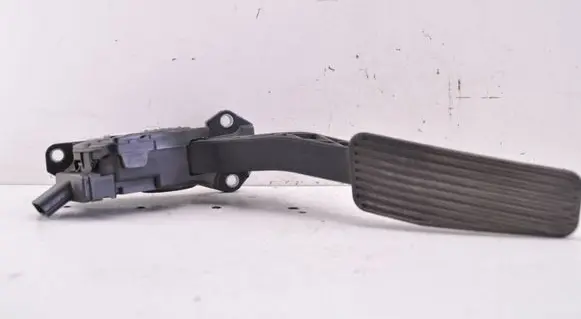 Accelerator throttle pedal