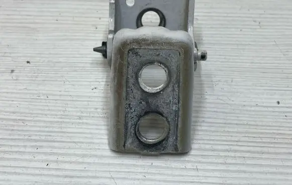 Peugeot 2008 II Front door lower hinge 
