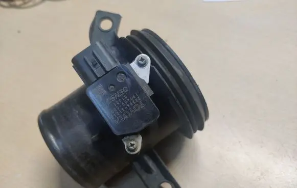 Toyota Corolla E120 E130 Mass air flow meter 2220431010