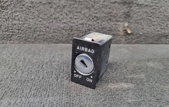 Passenger airbag on/off switch