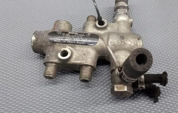 Audi A8 S8 D3 4E Fuel distributor 057130763h