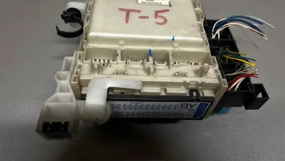 Toyota RAV 4 (XA30) Fuse module 8273042020 9498 6L140065