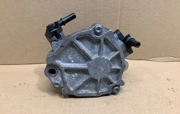 Peugeot 508 Vacuum pump 9804021880