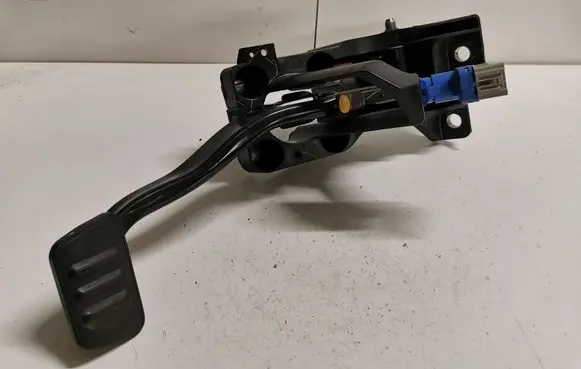 Ford Mustang VI Brake pedal FR3C2D094AD