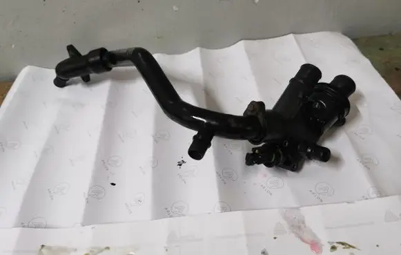 Ford Mondeo MK IV Thermostat housing 