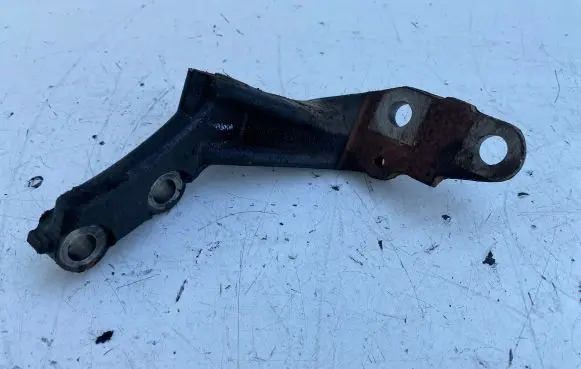 Toyota RAV 4 (XA30) Engine mounting bracket