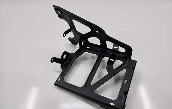 Audi A3 S3 8V Radiator mount bracket 5Q0121093BF