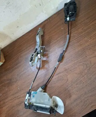 Peugeot 208 I Front door lock 45077185 1198G3