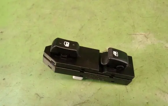 Hyundai Tucson JM Quarter vent window switch 