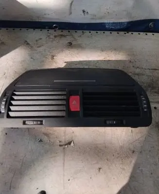Skoda Octavia Mk2 (1Z) Dash center air vent grill 1Z0820951