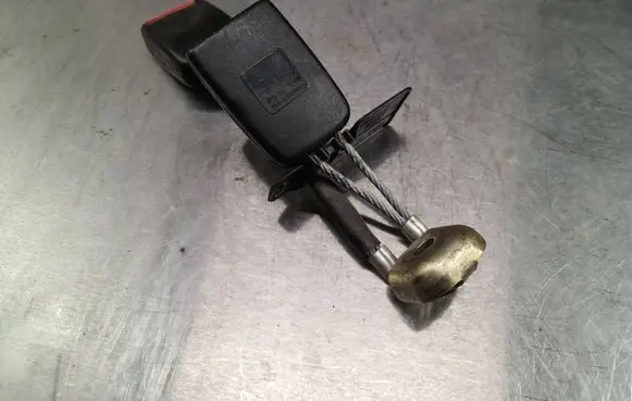 Audi A4 S4 B5 8D Middle seatbelt buckle (rear) 8D0857739