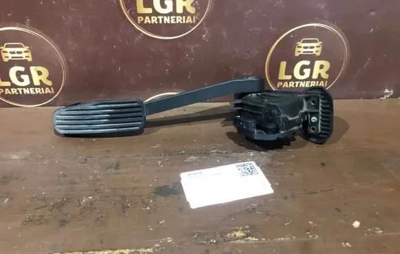 Volvo V70 Accelerator throttle pedal 9496822