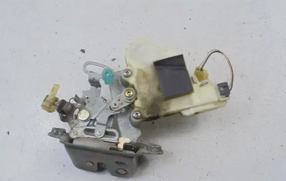 Subaru Impreza II Tailgate/trunk/boot lock/catch/latch 63100FE000