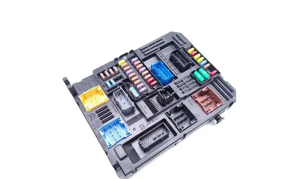 Renault Megane II Fuse module 9845141280 1032380252