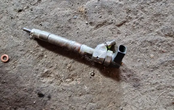 Mercedes-Benz C W203 Fuel injector 6110101687