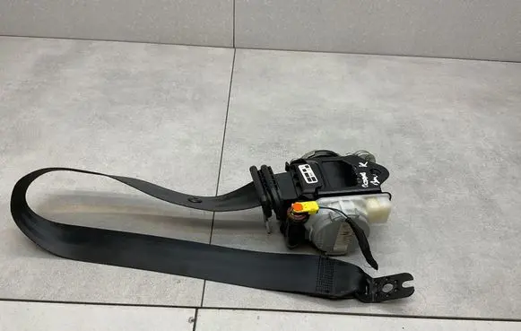 Skoda Octavia Mk3 (5E) Front seatbelt 