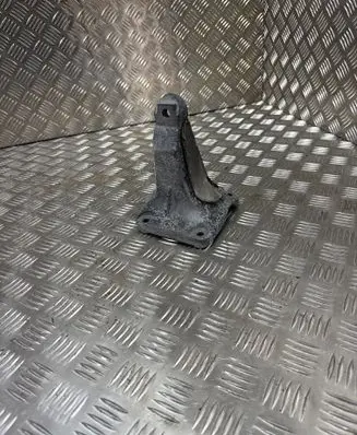 Engine mounting bracket