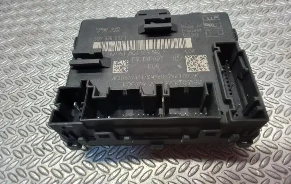 Volkswagen Tiguan Door control unit/module 5Q0959592L
