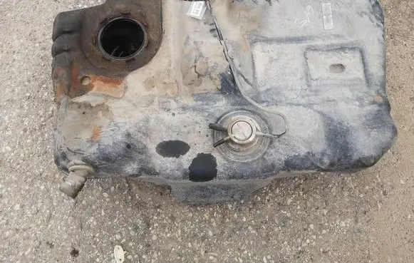 Dodge Avenger Fuel tank 05085701