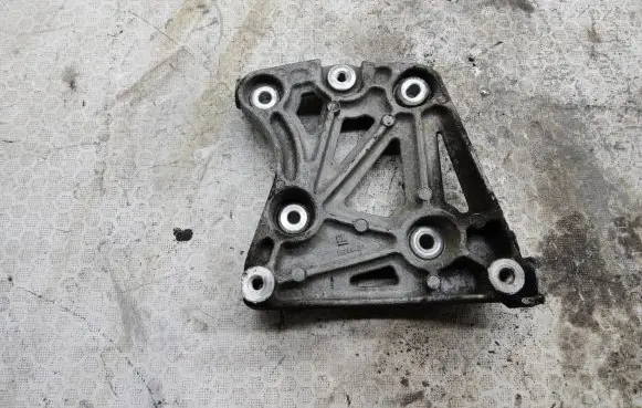 Chevrolet Captiva Engine mounting bracket 98868422