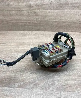 Nissan Almera N16 Fuse module 243505M300 0519002