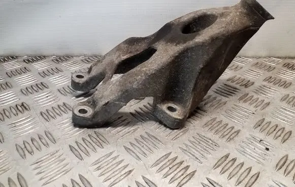 Engine mounting bracket