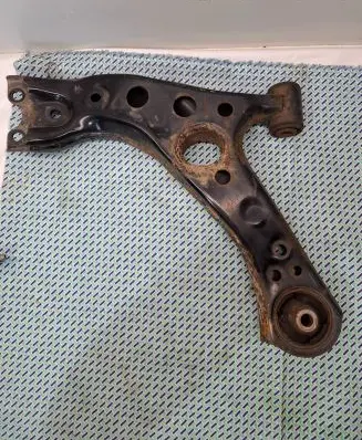 Toyota Avensis T250 Front control arm 70116154