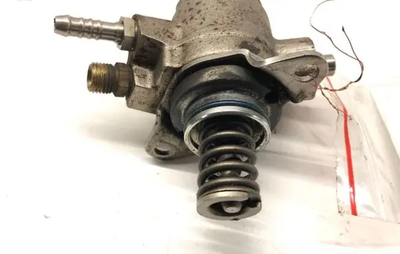 Audi A4 S4 B8 8K Fuel injection high pressure pump