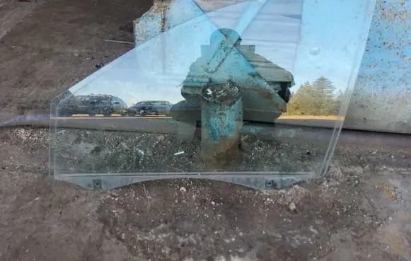 KIA Sorento Front door window glass four-door