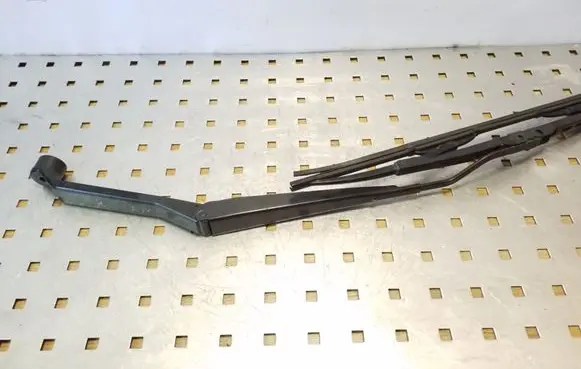 Suzuki Grand Vitara II Front wiper blade arm