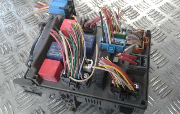 Renault Laguna II Fuse module 518095401