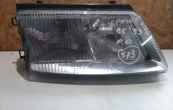 Volkswagen PASSAT B5 Headlight/headlamp MVW123C1R1