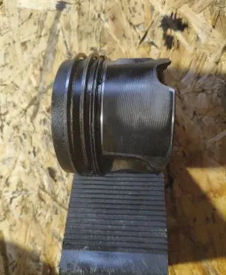 Volkswagen Touareg II Piston 83L82