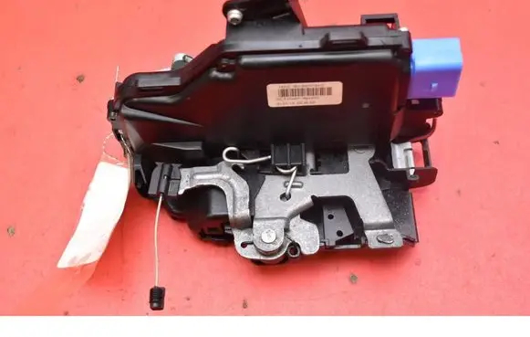 Volkswagen Touran II Front door lock 3D1837016AQ