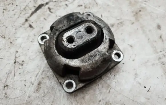 Mercedes-Benz ML W164 Engine mount bracket 77747