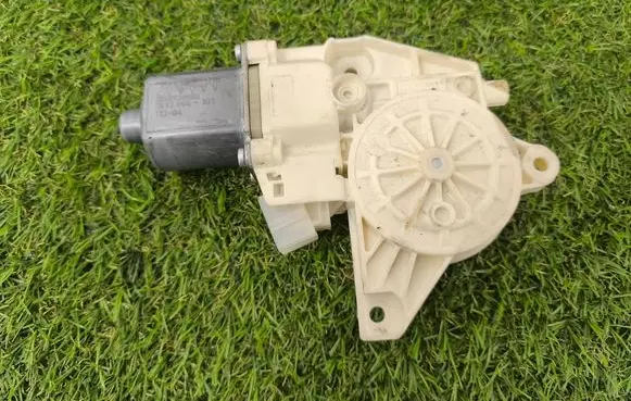 Mercedes-Benz B W246 W242 Front door window regulator motor A2469065200
