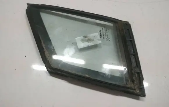 Toyota Avensis T270 Front door vent window glass four-door as2
